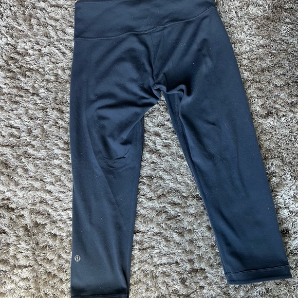 GUC Lululemon crop tights ¾ length reversible sz 6 - Picture 3 of 3